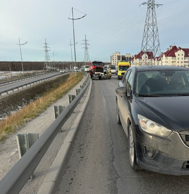 Пожарно-спасательное подразделение привлекалось для ликвидации ДТП в городе Новый Уренгой